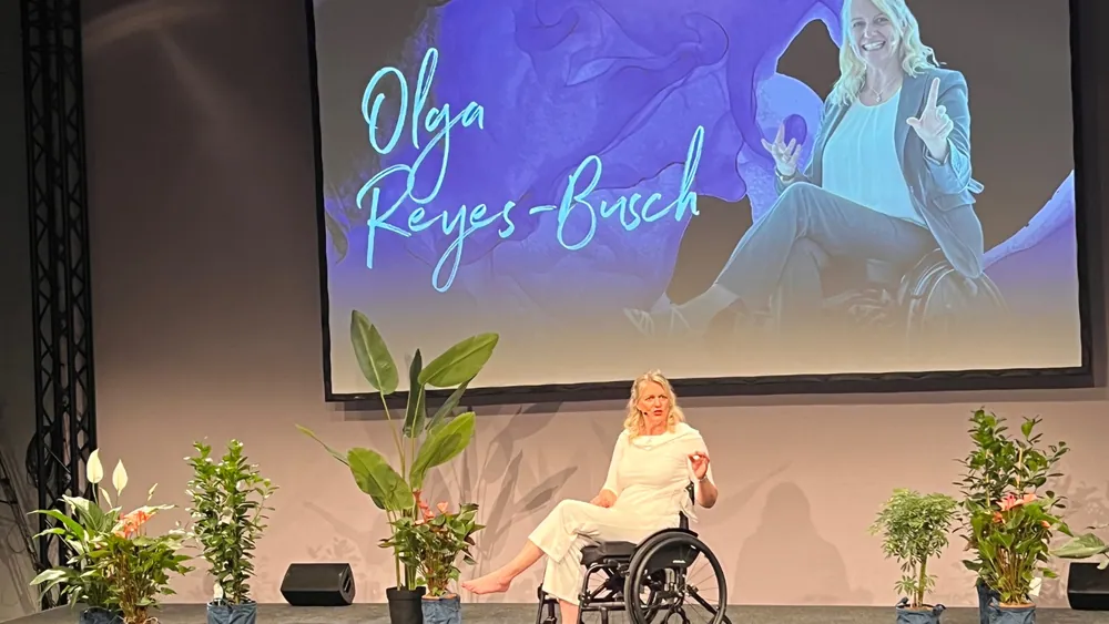 Olga Reyes-Busch als Keynote-Speakerin auf der Bühne zum Thema KI im Unternehmen · HeadUpHigh GmbH